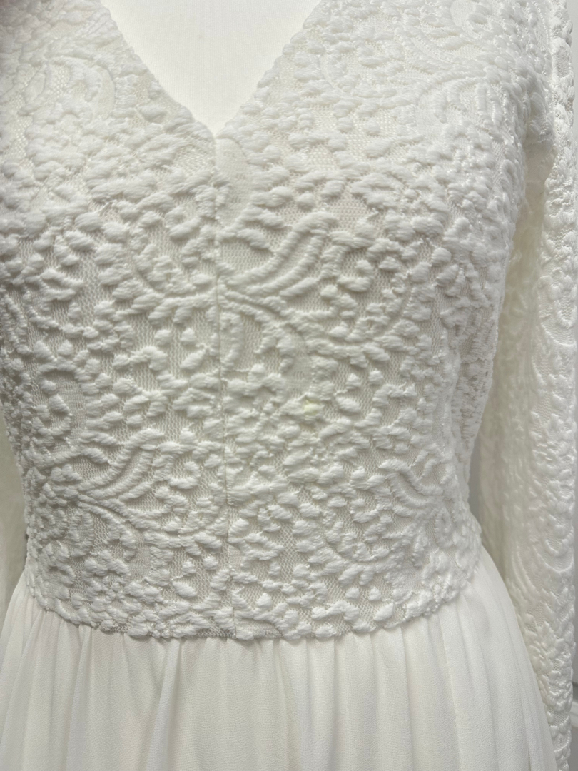 Meggy A397 - a wedding dress with a long-sleeved lace bodice and a flowing muslin skirt