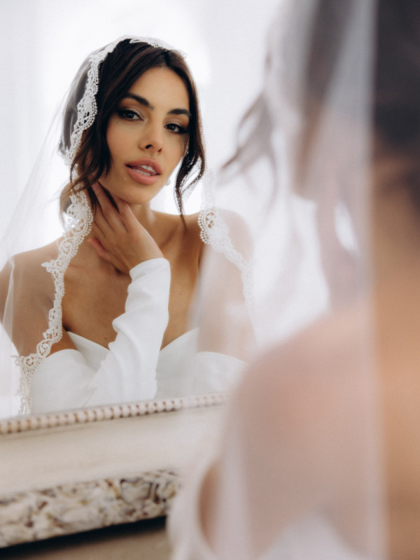 Long Spanish veil decorated with lace around the edges