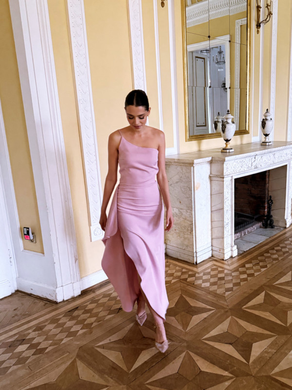 Miami - asymmetrical dress in powder pink with an eye-catching slit and ruffle