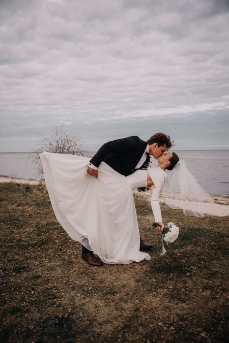 Short wedding veil, delicately decorated with beads