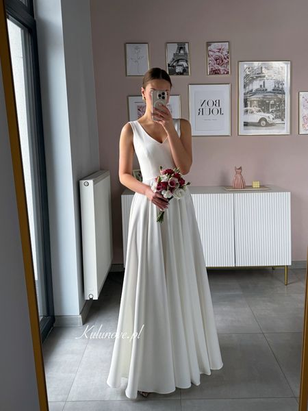 Cynthia - a classic, simple gown in cream color