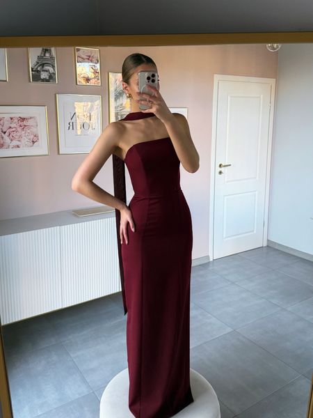 Liv maxi - maroon timeless creation with a clinging top and a striking cut-out at the back