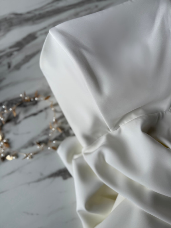 Hannah - ecru wedding dress with a classic bodice with a straight neckline and a flared bottom