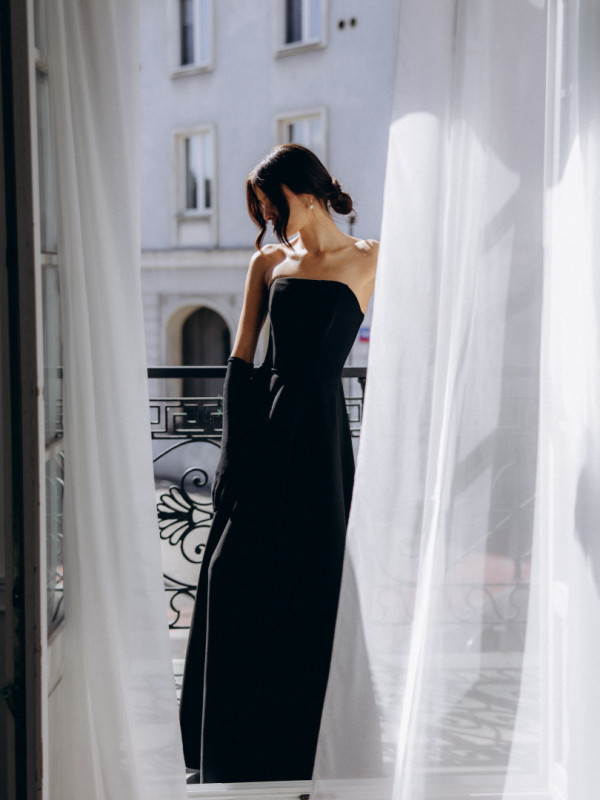 Hannah-long corset dress in black with an open top