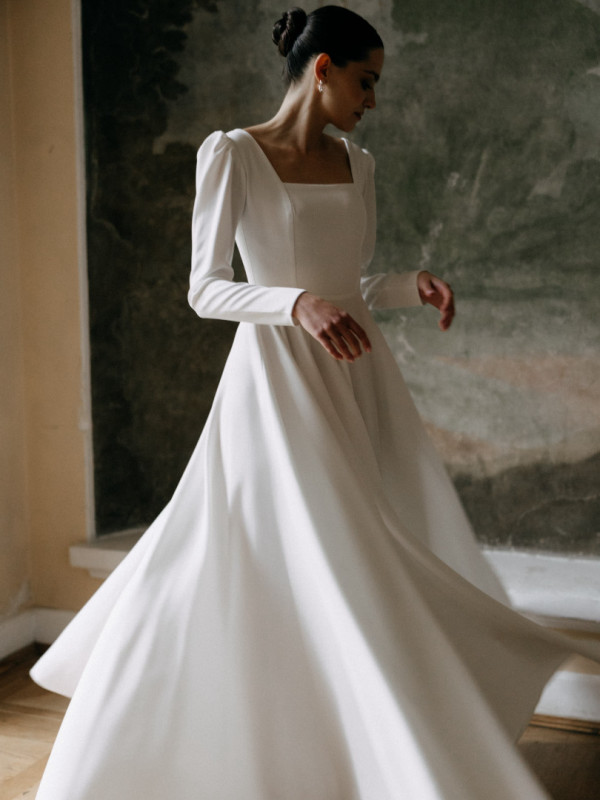 Zofia - wedding dress with square neckline and long sleeves with buffets