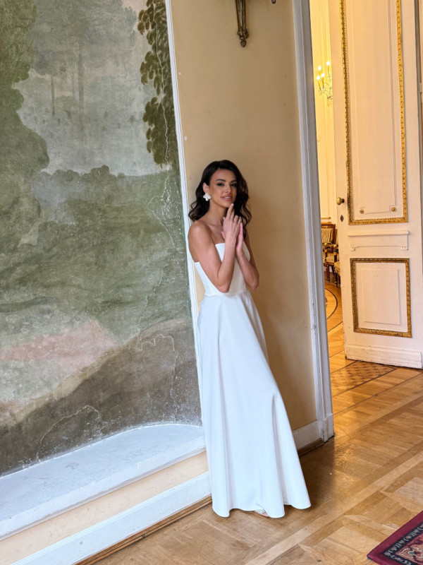 Hannah - ecru wedding dress with a classic bodice with a straight neckline and a flared bottom