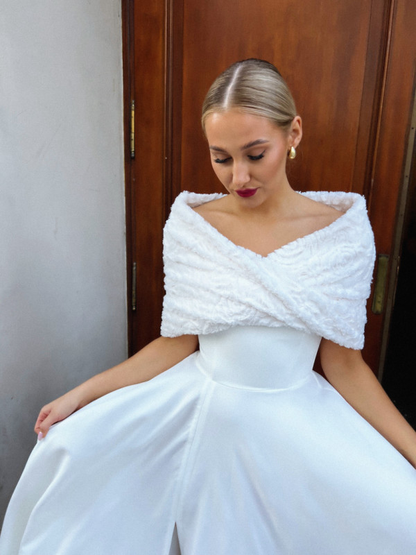 Etola - fur cross sweater with rose embossing in ecru color