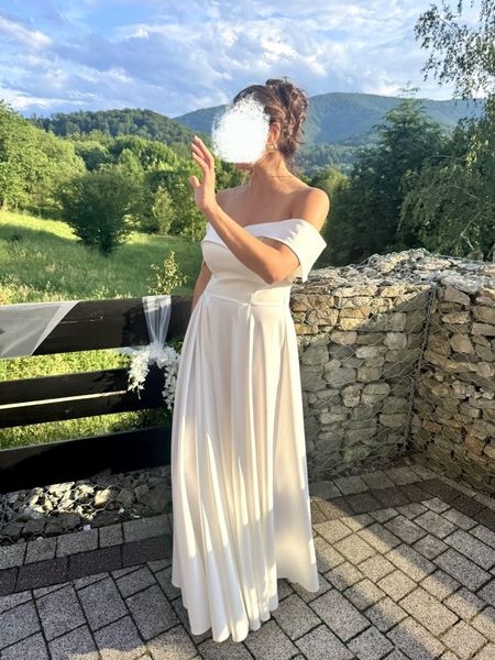 Angelina maxi - ecru colored wedding dress sewn on a wide circle with bare shoulders