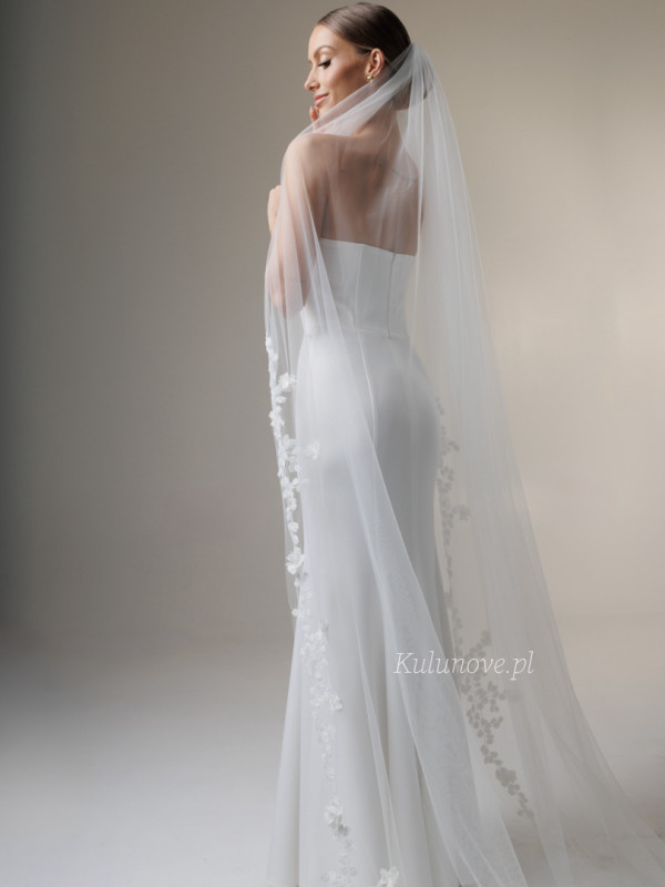 Long glamorous wedding veil with three-dimensional floral embroidery