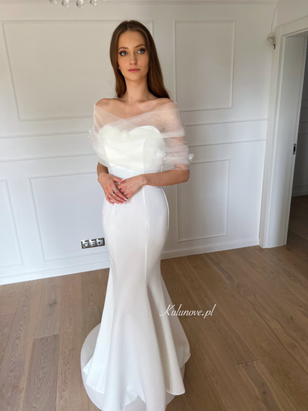 Tulle cross chimney for bride in ecru color with 3D flowers