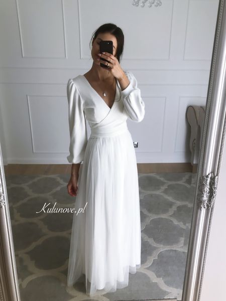 Sweater tied in several ways in cream color A349