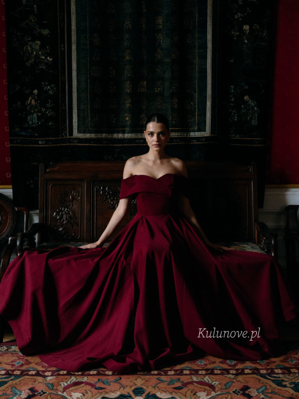 Angelina maxi - maroon dress with falling sleeves sewn on a wide circle