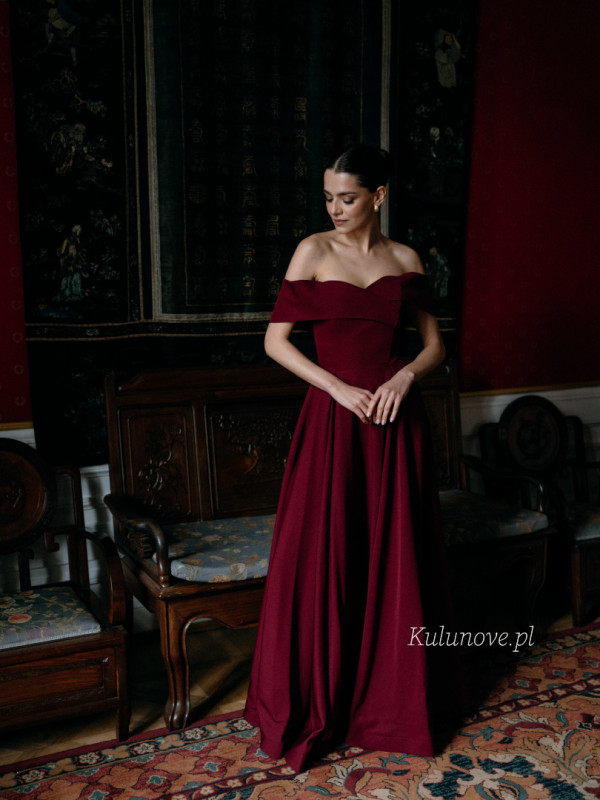 Angelina maxi - maroon dress with falling sleeves sewn on a wide circle