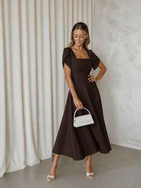 Arletta - Chocolate-colored midi dress with a square neckline and short sleeves