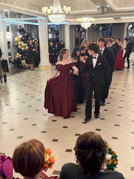 Angelina maxi - maroon dress with falling sleeves sewn on a wide circle