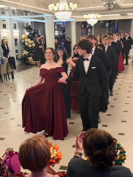 Angelina maxi - maroon dress with falling sleeves sewn on a wide circle