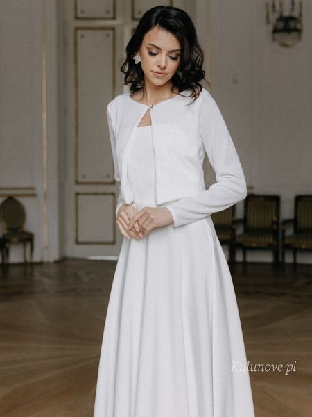 Ecru bolero with decorative knit clasp