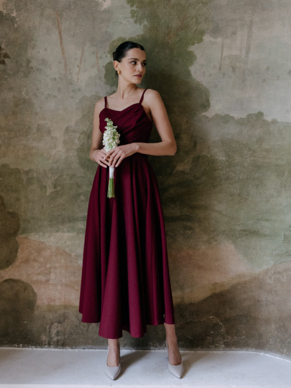 Odetta - sensual midi length dress in burgundy in A-line shape