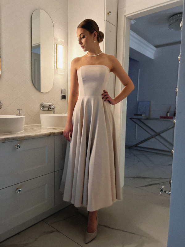 Bridget - light beige flared dress with a fitted top