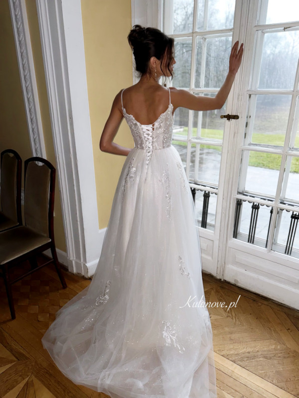 Cambrige - premium gown with lace inserts on brocade tulle
