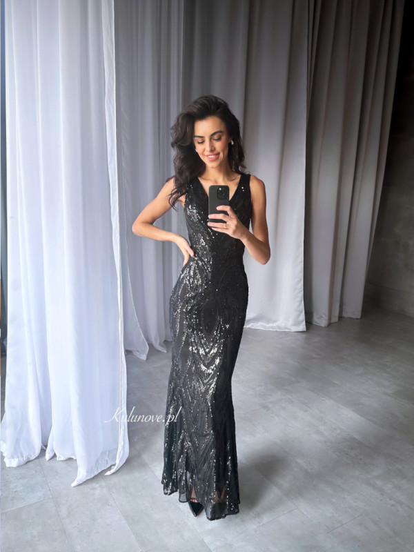 Diamond black- shimmering fitted black dress with thicker straps