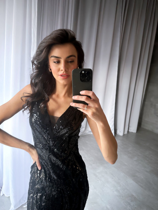 Diamond black- shimmering fitted black dress with thicker straps