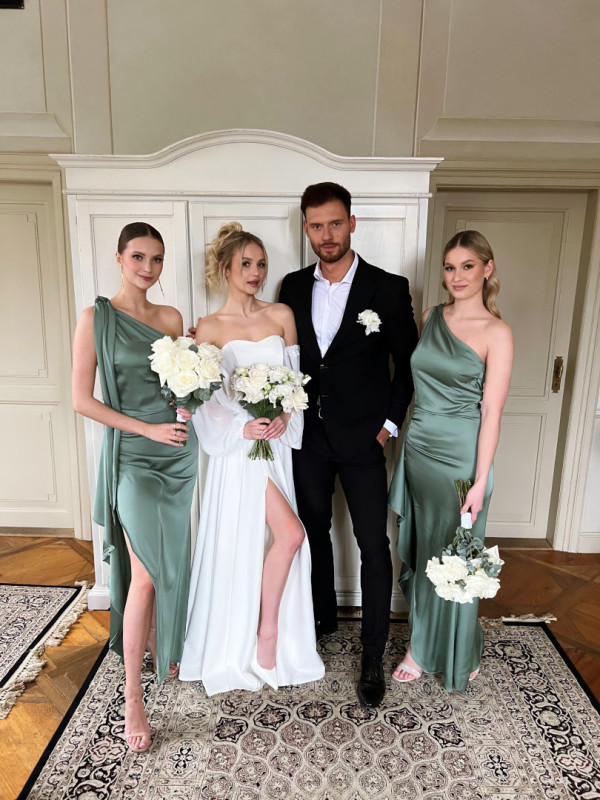 Chicago szałwiowa - satynowa sukienka na jedno ramię z falbanką i wiązaniem na ramieniu