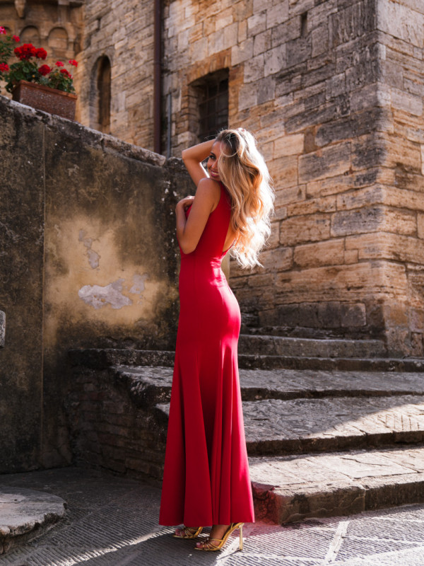 Dakota - red dress of a fitted cut with a striking neckline on the back