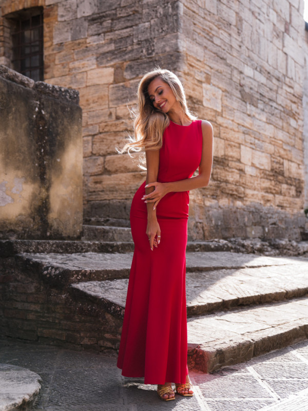 Dakota - red dress of a fitted cut with a striking neckline on the back