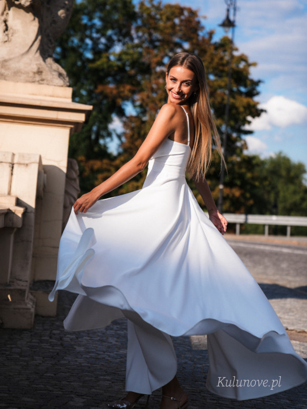 Elisabeth II - simple strapless wedding dress with envelope neckline