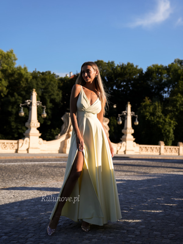 Elisabeth maxi - buttery thin strapless dress with deep neckline