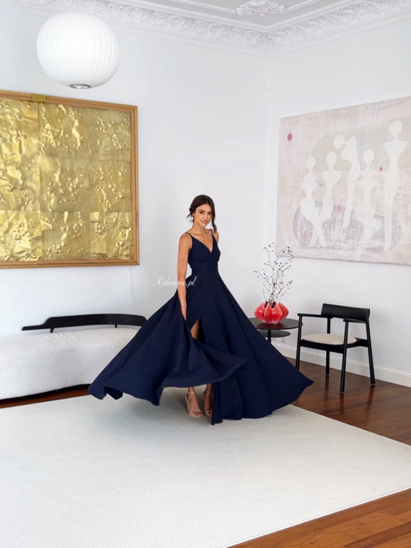 Elisabeth maxi - navy blue dress with a very open bottom with an overlapping neckline