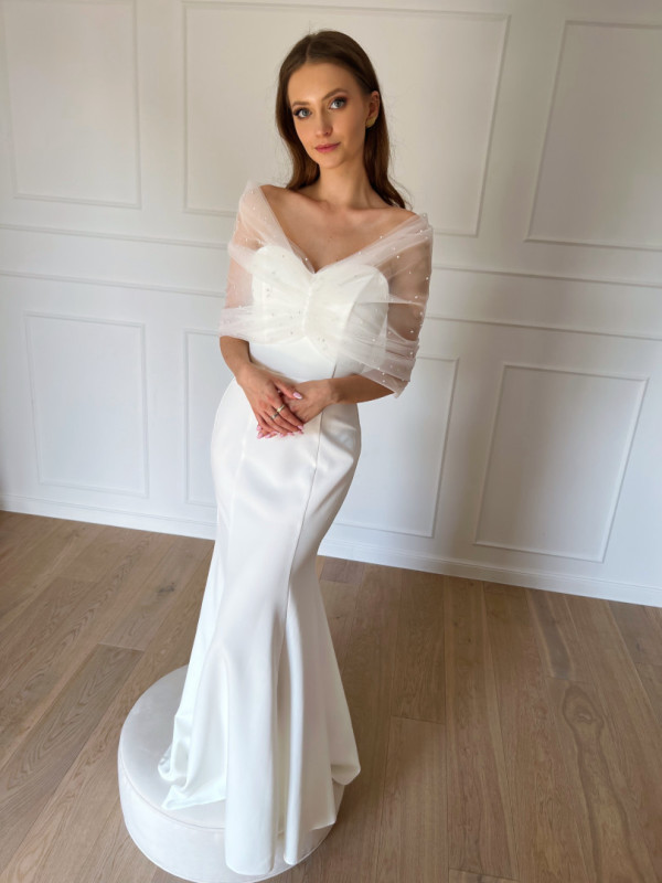 Tulle ecru wedding chimney covered with pearls