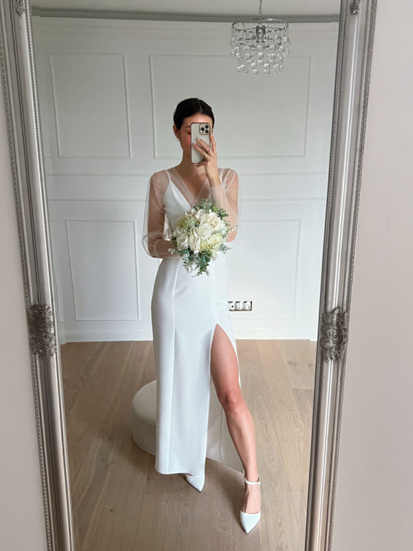 Tulle wedding bedspread with buttons tied in several ways