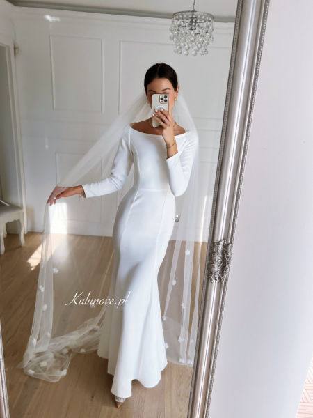 Cathedral veil subtly decorated with flowers