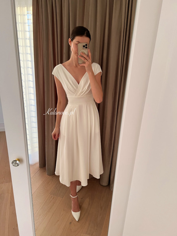 Jolie - midi dress gently covering shoulders in ecru color