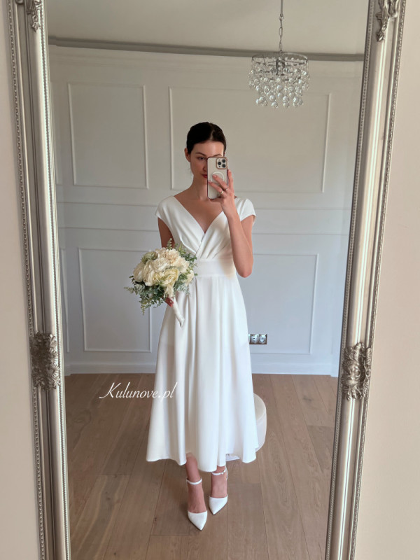 Jolie - midi dress gently covering shoulders in ecru color