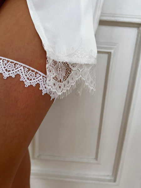 Simple lace wedding garter in white No. 9