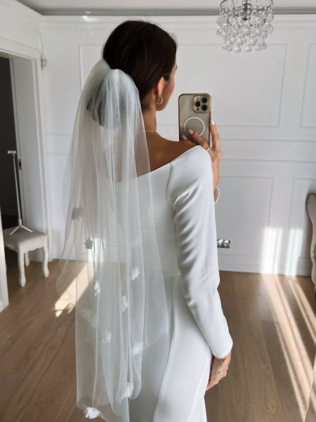 Short wedding veil decorated with 3D flowers