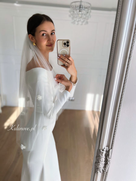 Short wedding veil decorated with 3D flowers