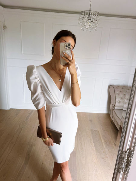 Laurell -short dress in ecru color with buffets with deep neckline