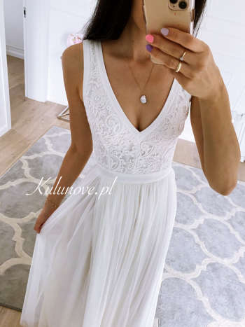 Agnes - airy wedding dress with embossing on the bodice