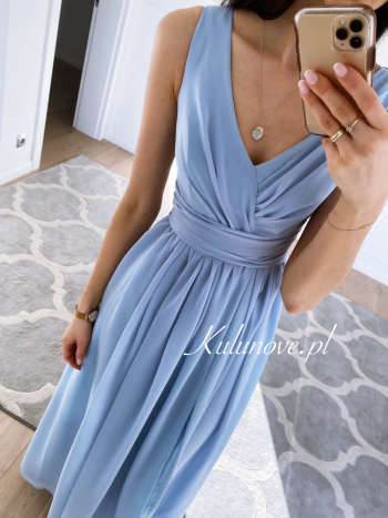 Molly - long blue dress with a crease at the neckline