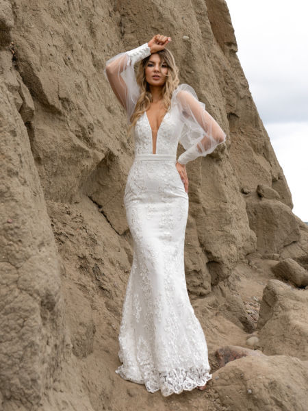 Aurora - lace wedding dress in the shape of a fishtail with a train