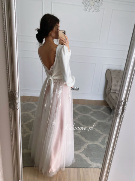 Sweater tied in several ways in cream color