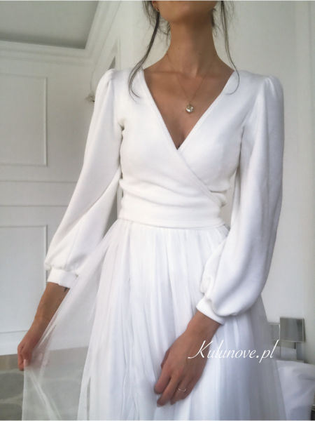 Sweater tied in several ways in cream color