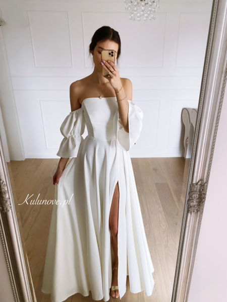Seniorita - cream-colored gown with falling sleeves