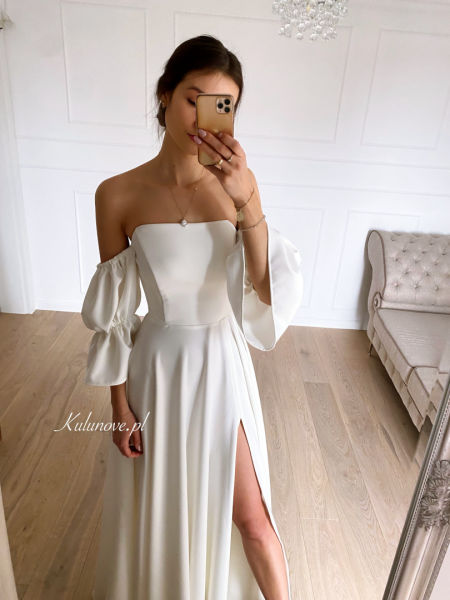 Seniorita - cream-colored gown with falling sleeves