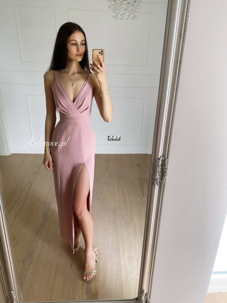 Andrea - a simple, elegant dress with a fitted cut in a dirty pink color
