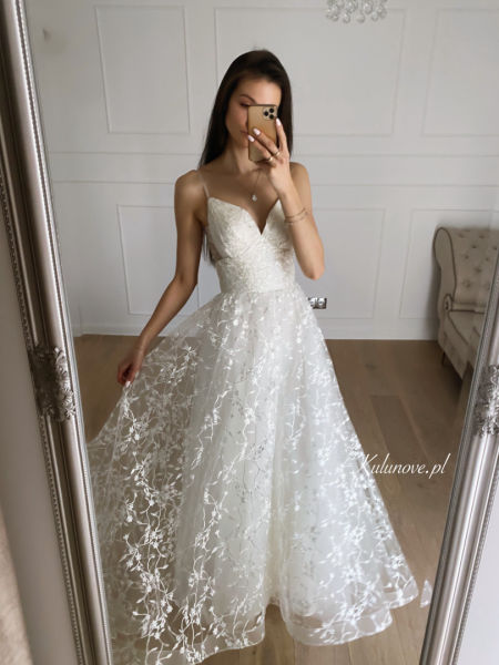 Matilde - cream-colored tulle wedding dress fully decorated with delicate lace